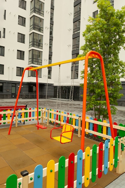 Hermoso parque infantil en el edificio residencial.