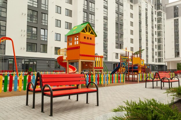 hermoso parque infantil en el edificio residencial