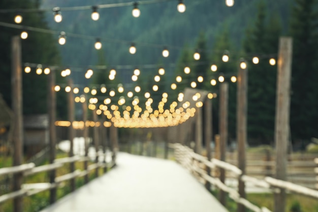 Hermoso parque en resort de montaña con luces borrosas