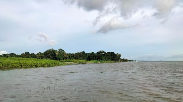 Hermoso paseo en barco por el río.