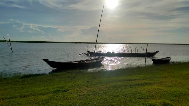 Hermoso paseo en barco por el río.