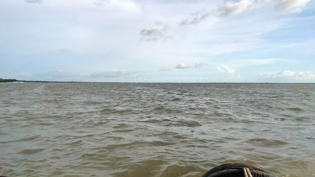 Hermoso paseo en barco por el río.