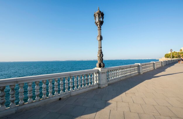 Hermoso paseo marítimo de Cádiz España