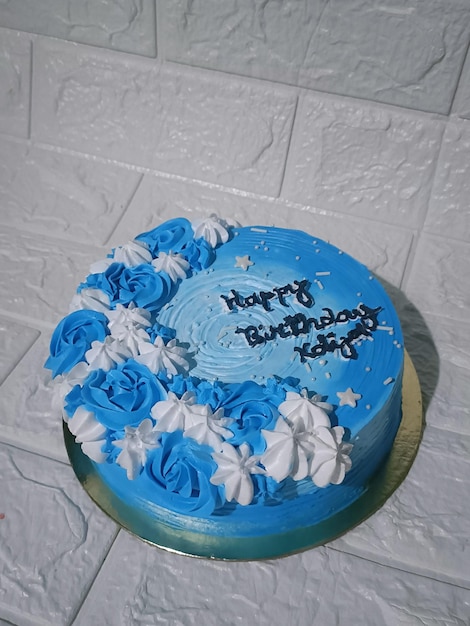 hermoso pastel azul decorado para la fiesta de cumpleaños de aniversario y el restaurante