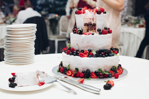 Hermoso pastel de bodas con bayas