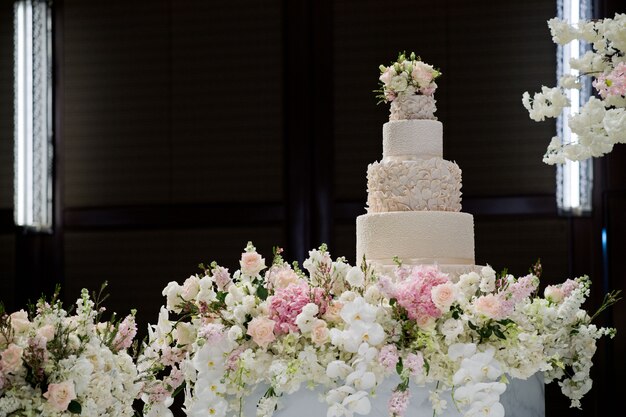 Hermoso pastel de bodas, bizcocho blanco decoración de la boda.