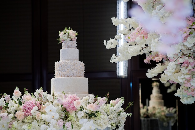 Hermoso pastel de bodas, bizcocho blanco decoración de la boda.