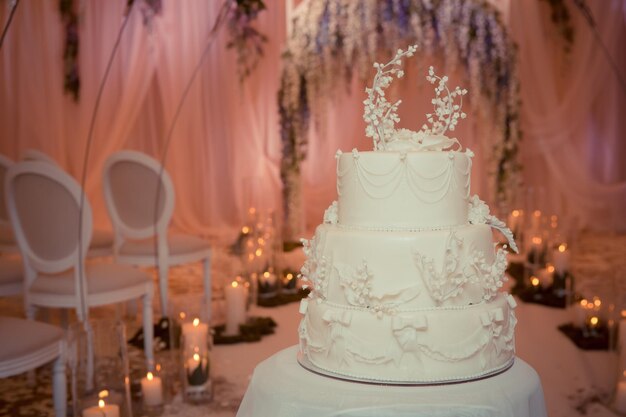 Hermoso pastel de bodas blanco