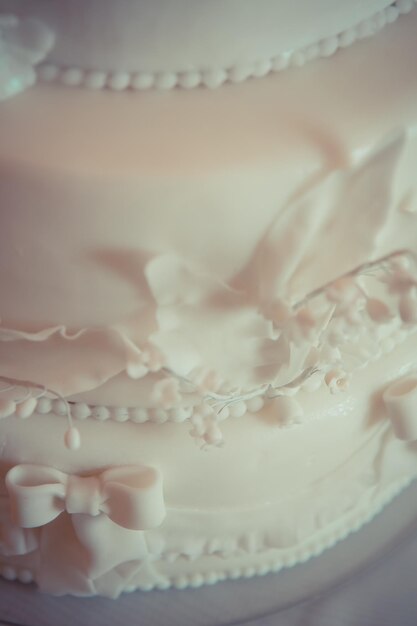 Hermoso pastel de bodas blanco