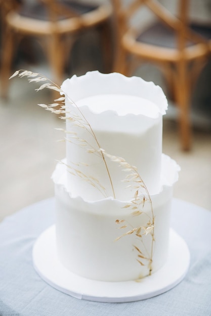 Hermoso pastel de bodas blanco