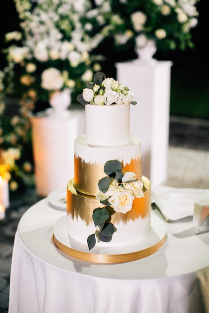 Hermoso pastel de bodas decorado con flores frescas