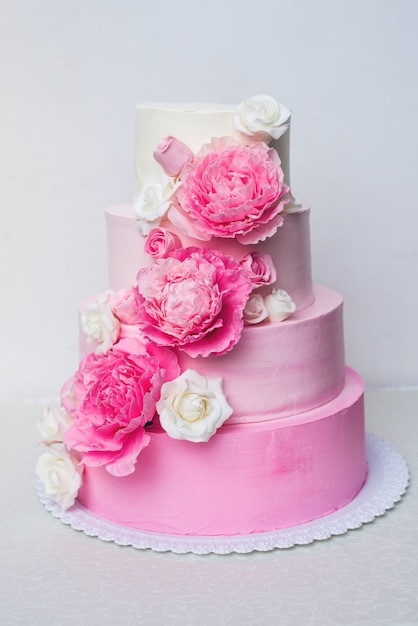 Hermoso pastel de bodas decorado con flores.