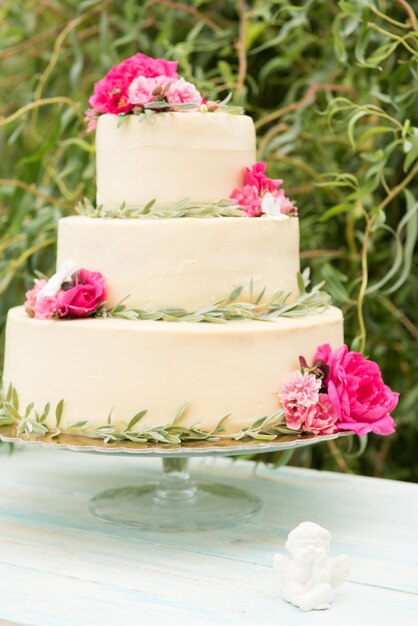 Hermoso pastel de bodas con flores, al aire libre