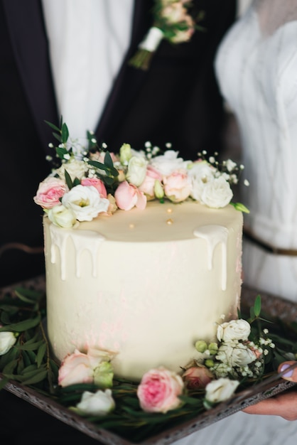 Hermoso pastel de bodas con flores