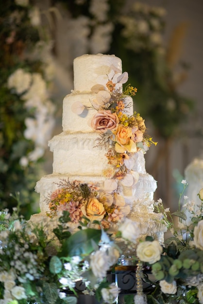 Hermoso pastel de bodas con fondo borroso