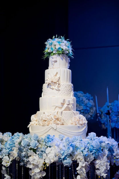 Hermoso pastel de bodas con fondo borroso