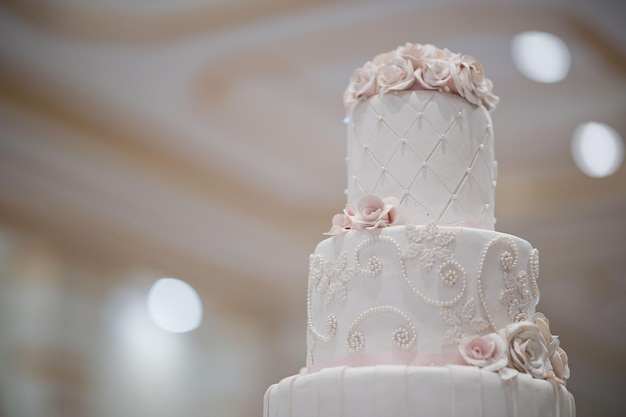 Hermoso pastel de bodas con fondo borroso