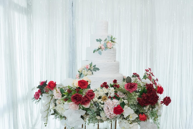 Hermoso pastel de bodas con fondo borroso