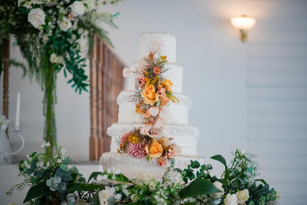 Hermoso pastel de bodas con fondo borroso