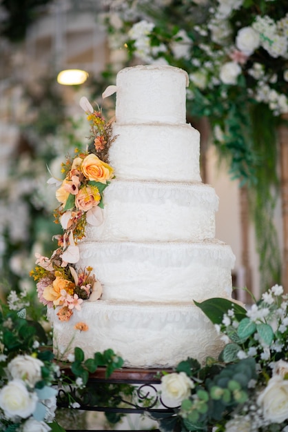 Hermoso pastel de bodas con fondo borroso