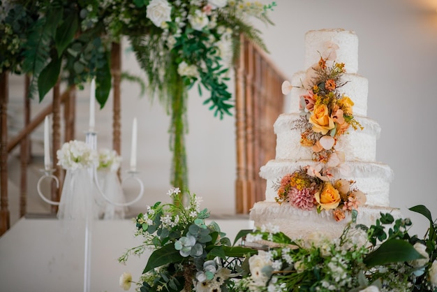 Hermoso pastel de bodas con fondo borroso