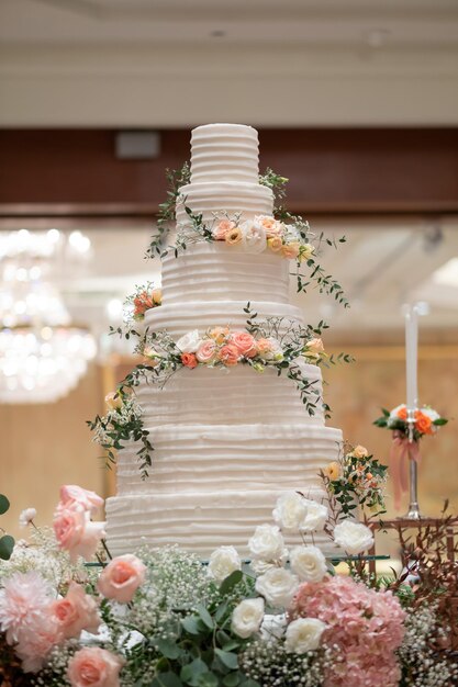 Hermoso pastel de bodas con fondo borrosoxA