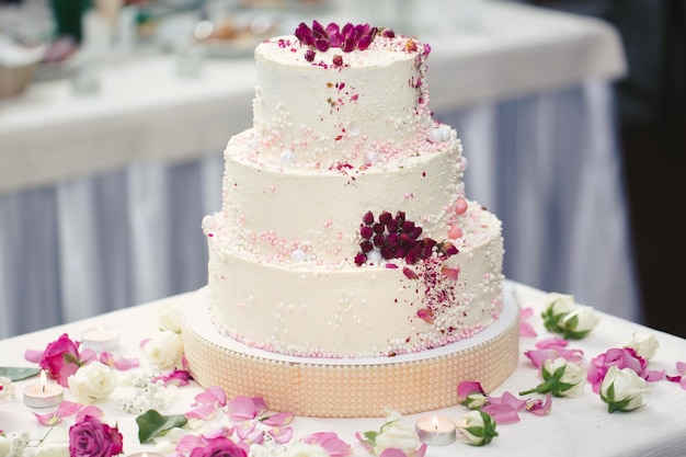 Hermoso pastel de bodas para los recién casados en la boda Un pastel de cumpleaños en un banquete