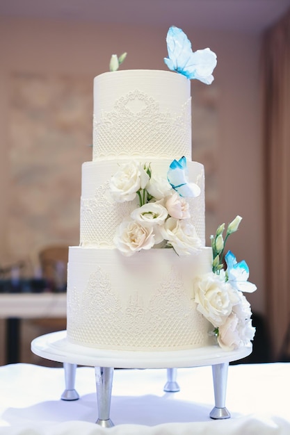 Foto hermoso pastel de bodas para los recién casados en la boda un pastel de cumpleaños en un banquete