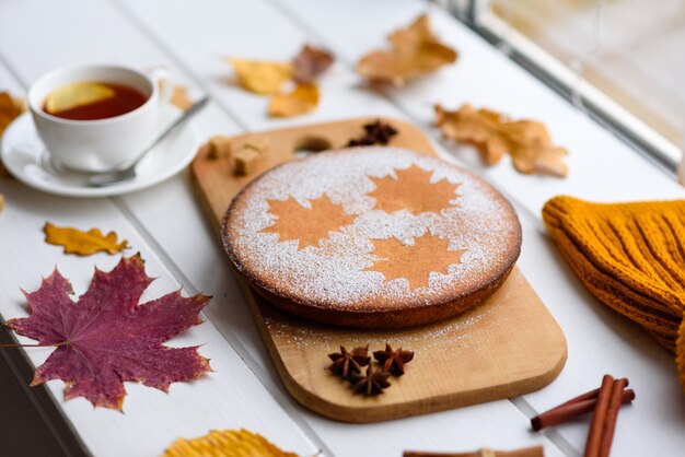 Hermoso pastel de calabaza dulce fresco con un patrón de hoja de arce