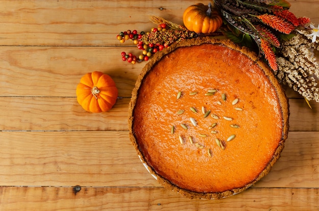 Hermoso pastel de calabaza en la mesa de madera