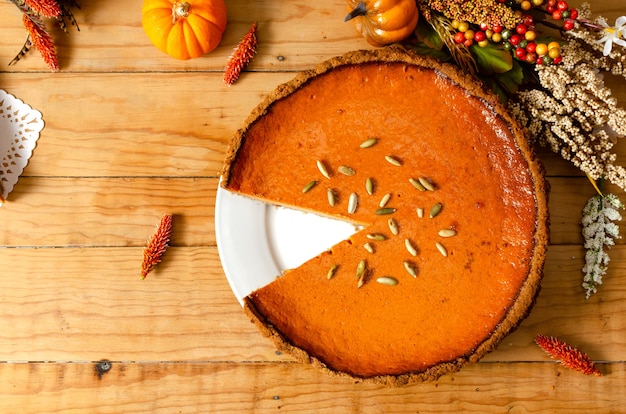 Hermoso pastel de calabaza en la mesa de madera