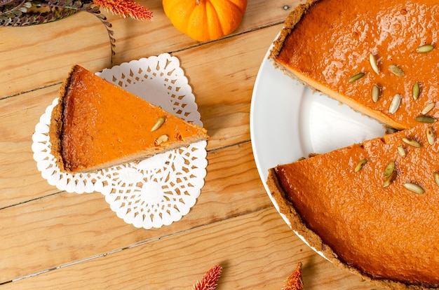 Hermoso pastel de calabaza en la mesa de madera