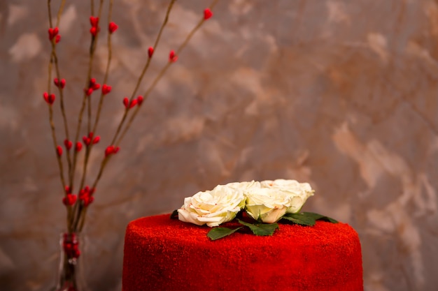 Hermoso pastel de cumpleaños de terciopelo rojo decorado con rosas blancas