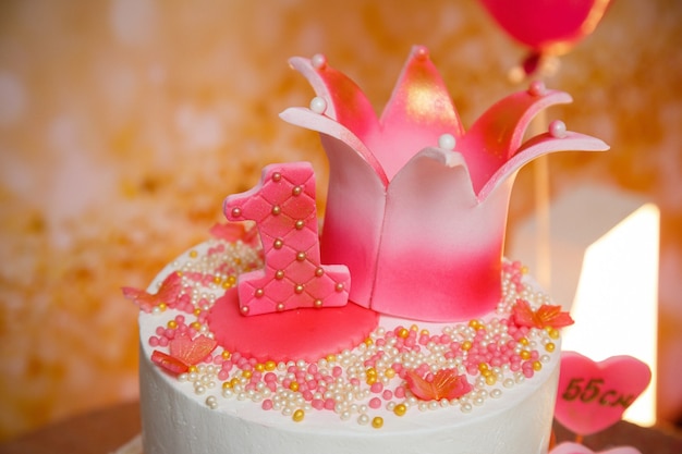 Hermoso pastel dulce y otros dulces para el cumpleaños de un niño.