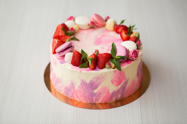 Hermoso pastel con fresas y macarrones