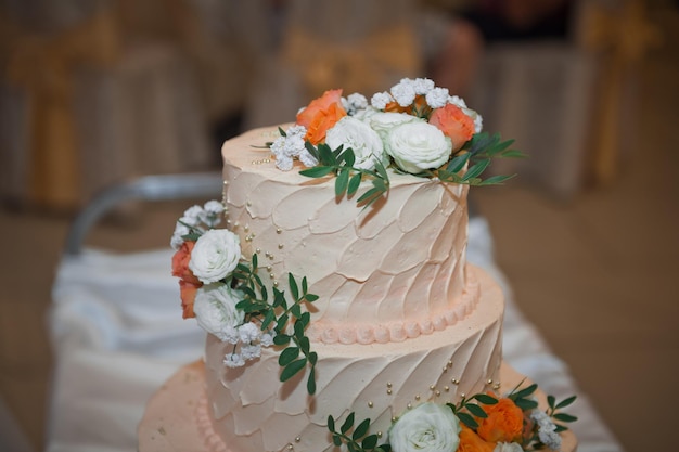 Hermoso pastel de tres pisos decorado con flores de colores 2138