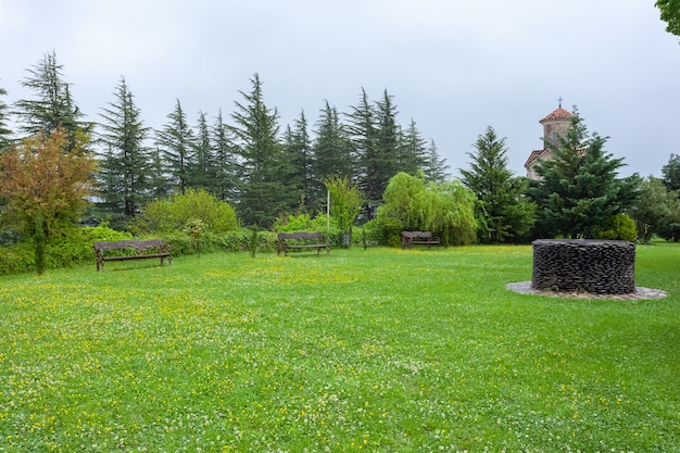 Hermoso patio del antiguo monasterio de Martvili en Georgia. viaje