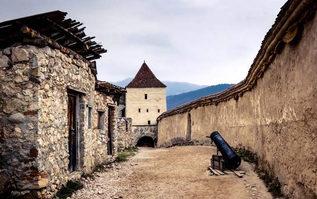 Hermoso patio de la ciudadela de rasnov con cañón