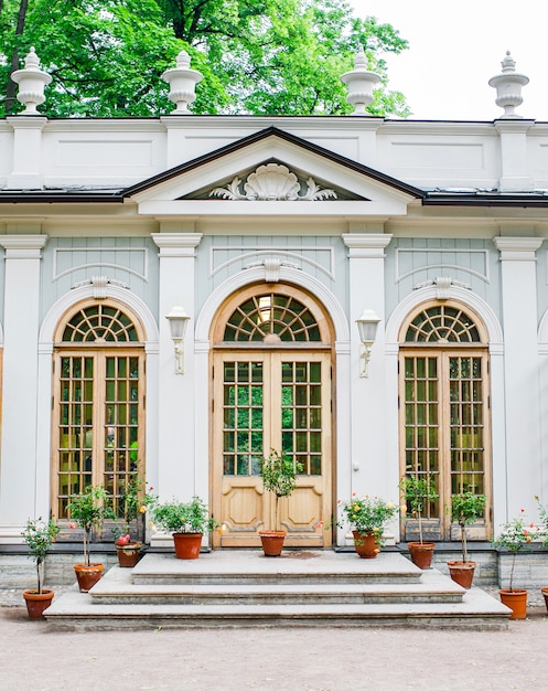 Hermoso patio con flores. Linda casa exterior.