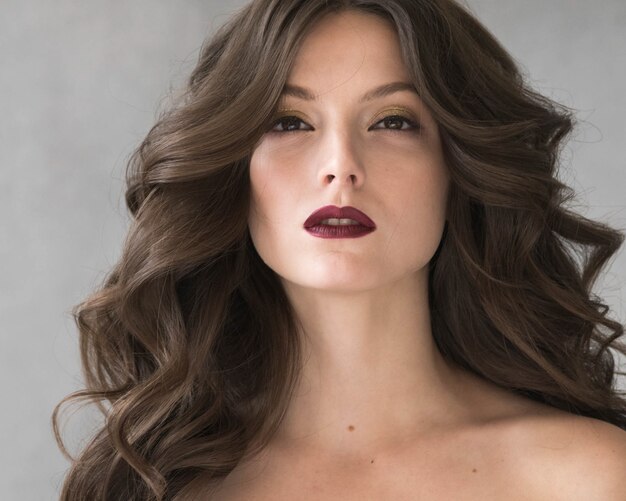 Hermoso peinado mujer belleza cabello moda maquillaje lápiz labial rojo. Tiro del estudio.