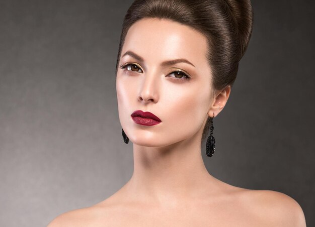 Hermoso peinado mujer belleza cabello moda maquillaje lápiz labial rojo. Tiro del estudio.