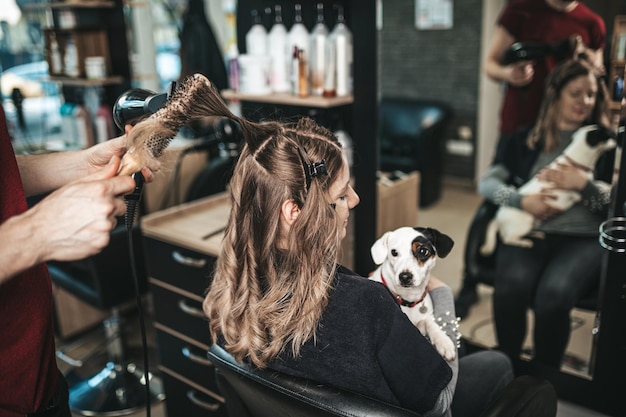 Hermoso peinado de mujer después de teñir el cabello y hacer reflejos en peluquería.