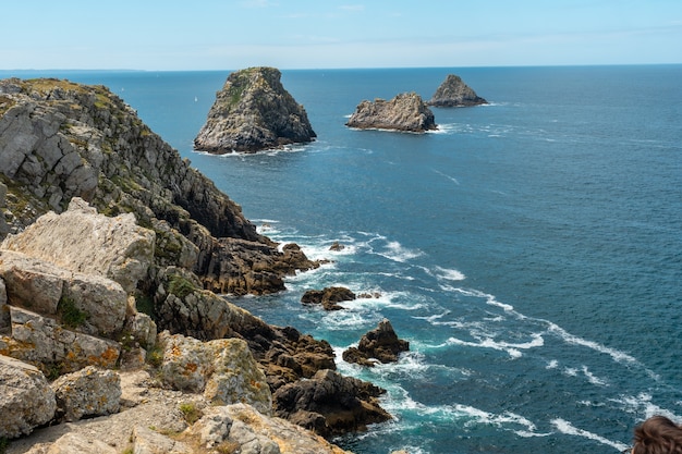 El hermoso Pen Hir Point en la península de Crozon en la Bretaña francesa, los famosos tres islotes, Francia