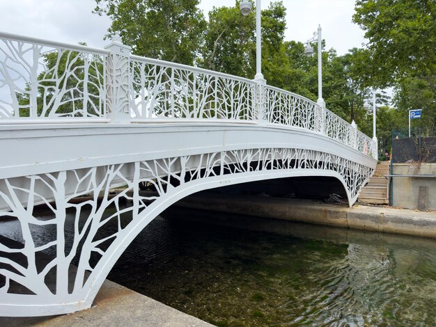 Hermoso pequeño puente blanco en el parque