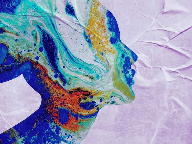 Hermoso perfil de la cara de una niña en el fondo del viejo papel arrugado Arte fluido