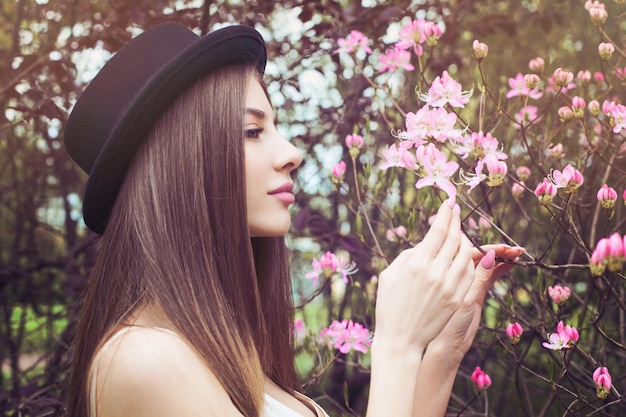 Hermoso perfil de rostro femenino Mujer sana con piel clara y flores de primavera