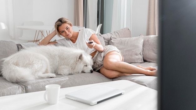 Hermoso perro y mujeres en casa