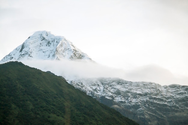 hermoso pico en el Himalaya