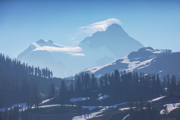 Hermoso pico de montaña en North Cascade Range, Washington, EE.