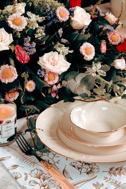 hermoso plato y flores frescas y perfectas de colores sobre una mesa de lujo